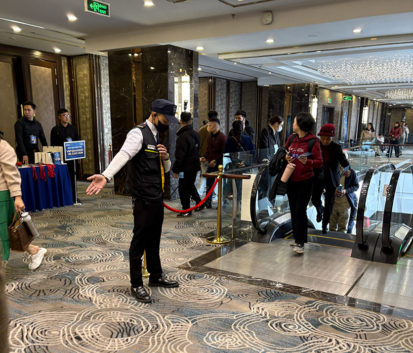 Kians phân luồng khách mời tại sảnh chính khách sạn Sheraton Hải Phòng trong sự kiện “Thắp lên hoài bão rực sáng” của Amway Việt Nam ngày 08/03/2025