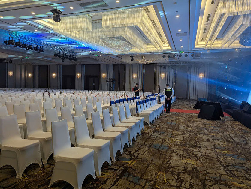 Briefing trước giờ G: chỉ huy hiện trường phổ biến kịch bản khẩn cấp 4T cho đội Kians tại sự kiện Amway Việt Nam ngày 08/03/2025