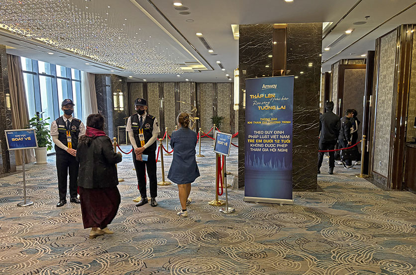 Kiểm soát thẻ/QR ở khu check-in ballroom Sheraton Hải Phòng, bảo đảm thứ tự vào cửa sự kiện Amway Việt Nam 08/03/2025