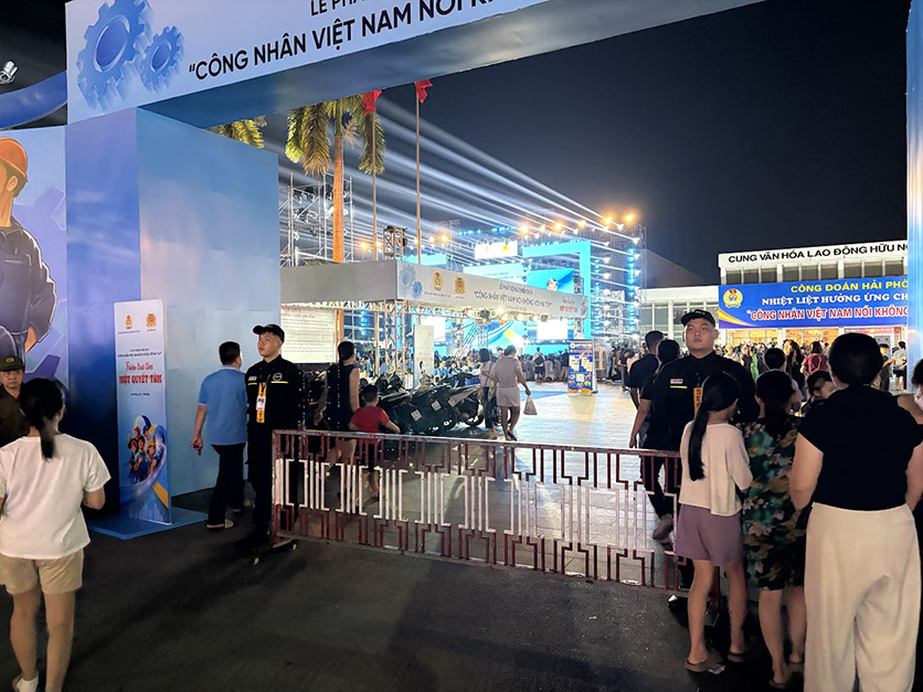 Nhân viên Kians phối hợp kiểm soát khu vực lối vào và khu vực tập trung đông người.
