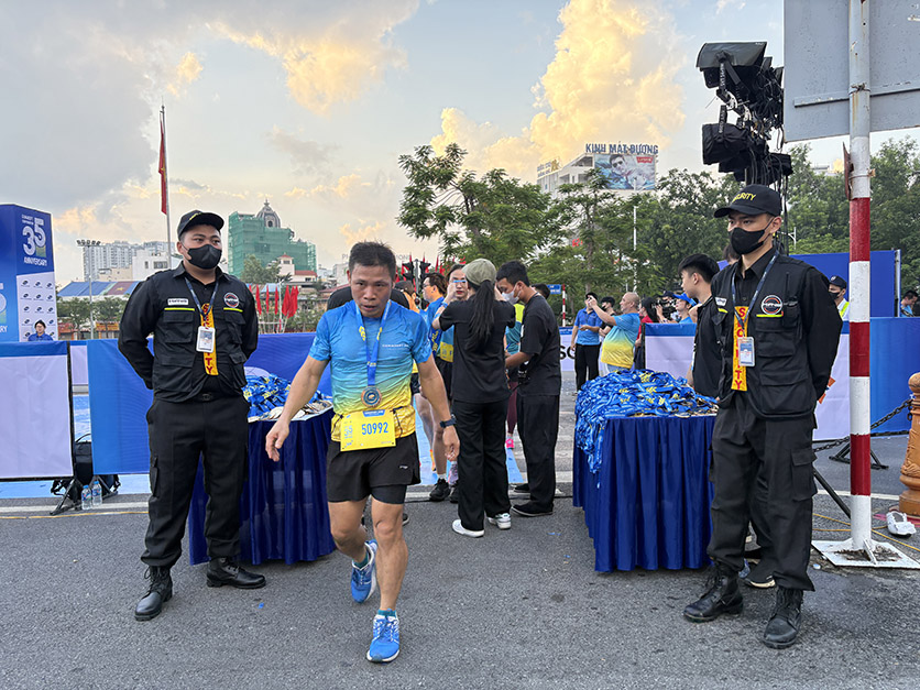 Kiểm soát thẻ ra vào tại khu backstage và VIP, giữ thông thoáng lối kỹ thuật sân khấu