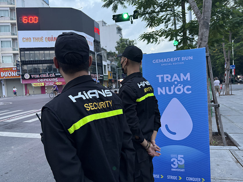 Tổ an ninh phối hợp y tế và PCCC trực ứng cứu dọc đường chạy