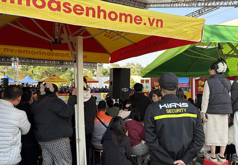 Phân khu fan zone và barie mềm, giữ hành lang an toàn trước sân khấu trong giờ biểu diễn