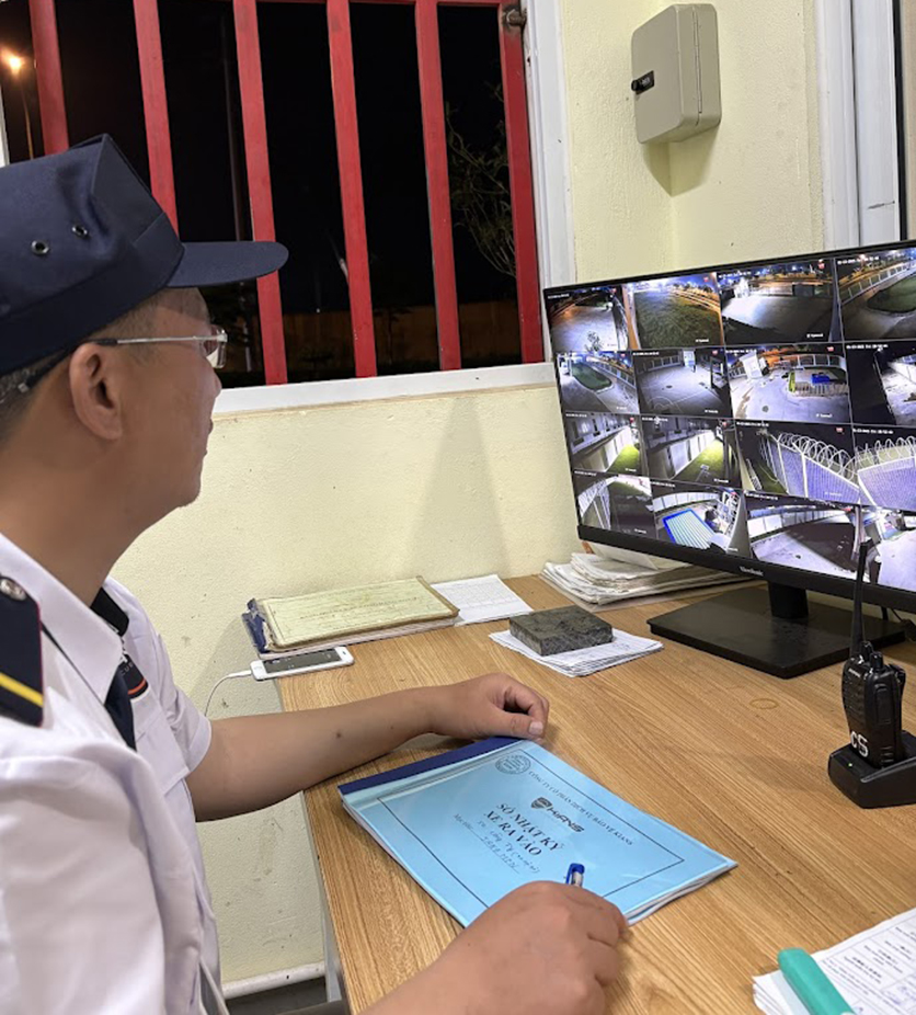 Nhân viên bảo vệ trực ca đêm, giám sát toàn bộ khuôn viên nhà máy qua hệ thống camera