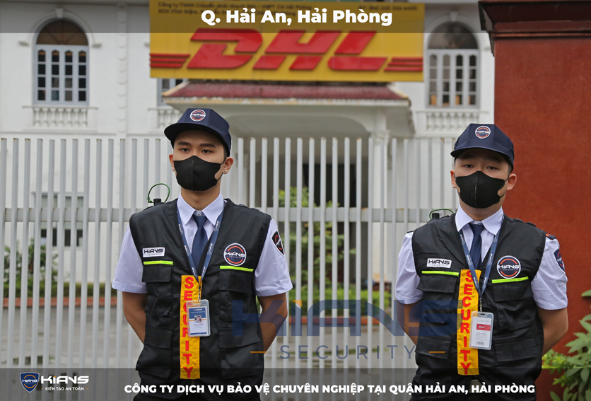 Nhân viên bảo vệ trước một kho hàng tại KCN Đình Vũ