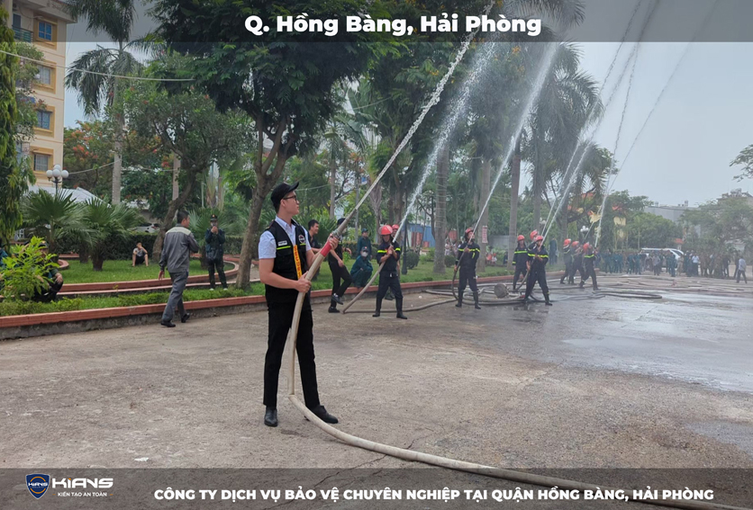 Nhân viên bảo vệ đang diễn tập công tác PCCC tại một tòa nhà tại Hồng Bàng Hải Phòng