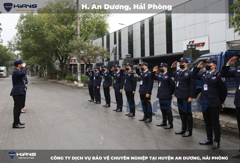 Nhân viên bảo vệ nhận ca trực ở một nhà máy ở An Dương