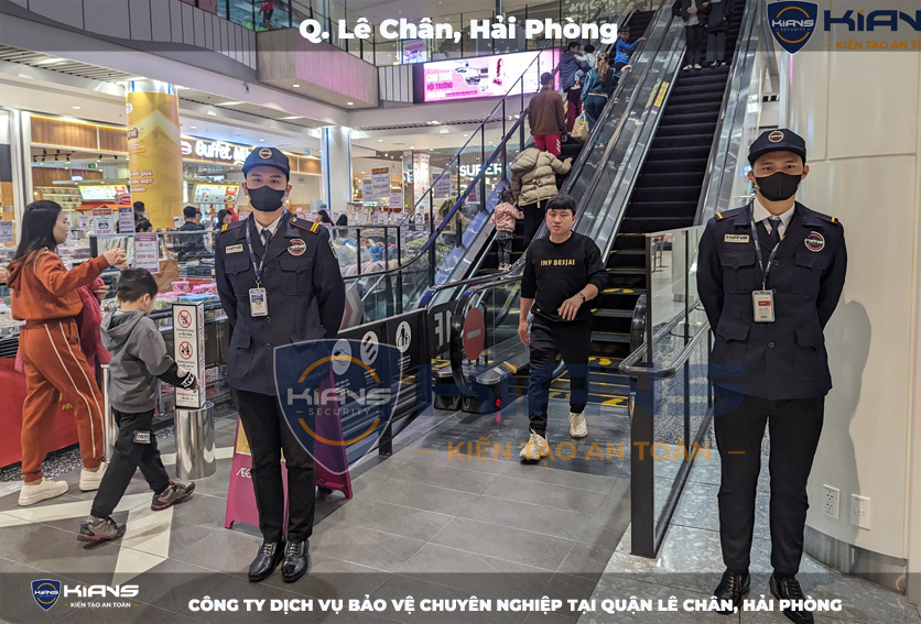 Nhân viên bảo vệ tại một cửa hàng tại quận Lê Chân, Hải Phòng