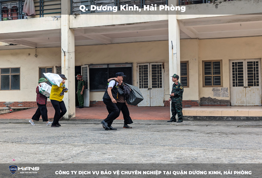 Nhân viên bảo vệ cứu hộ người bị nạn ở nhà máy thuộc Dương Kinh Hải Phòng