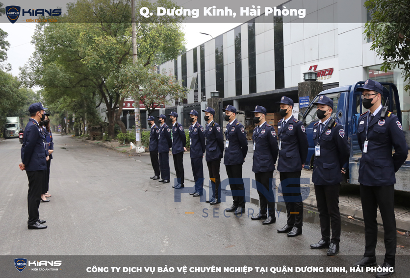 Các nhân viên bảo vệ trong giờ vào ca ở một nhà máy ở Dương Kinh Hải Phòng